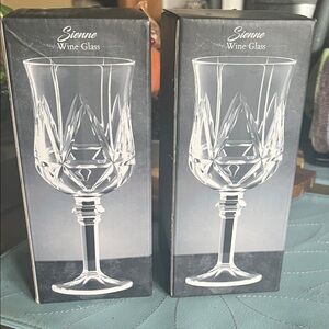 ⭐️ BNIB ⭐️ Clear Wine Glass Set of 2